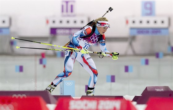 Gabriela Soukalová se po verejím závod biatlonistek mohla usmívat. Dobhla druhá a konen tak na hrách v Rusku získala olympijskou medaili.