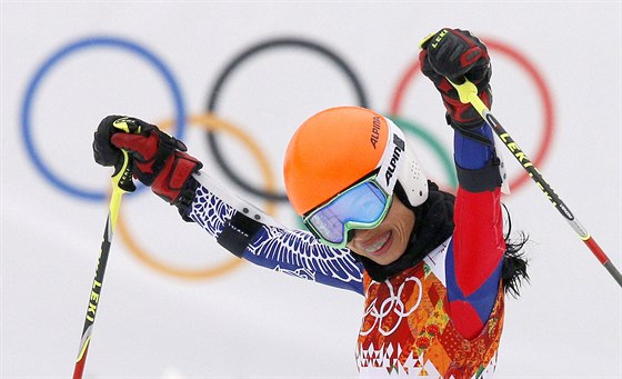 Lyaka, nebo houslová virtuoska? Vanessa Mae se na olympiád v Soi pedstavila jako reprezentantka Thajska v obím slalomu.