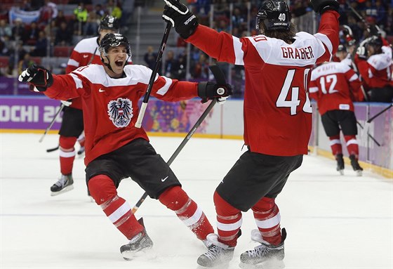 Rakouský útoník Michael Grabner slaví gól se spoluhráem, Danielem Welserem.