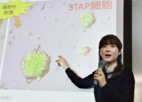 Haruko Obokataová pedstavuje "své" STAP buky na tiskové konferenci na konci...