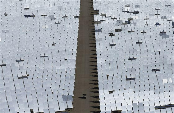 Nejvtí solárn-termální elektrárna na svt s názvem Ivanpah Solar Electric...