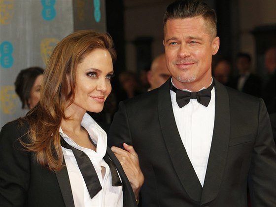 Angelina Jolie a Brad Pitt sladili obleení. (2015)