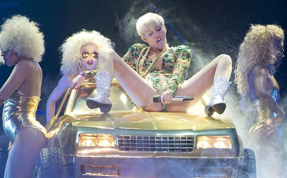 Miley Cyrusová na svém Bangerz tour (2015)