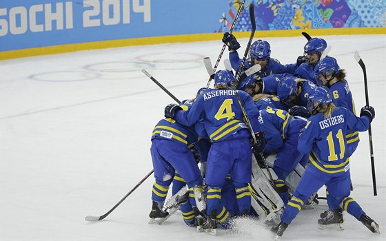 VÉDSKÁ RADOST. Hokejistky oslavují postup do semifinále olympijského turnaje.