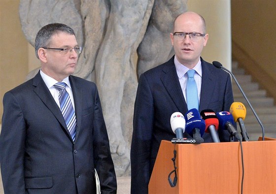 Premiér Bohuslav Sobotka a ministr zahranií Lubomír Zaorálek.