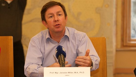 Nový rektor Jaroslav Miller na tiskové konferenci pedstavil své plány s Univerzitou Palackého.