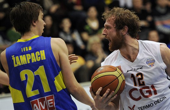 Ústecký basketbalista Adam ampach (vlevo) ním nepotil dínského Roberta...