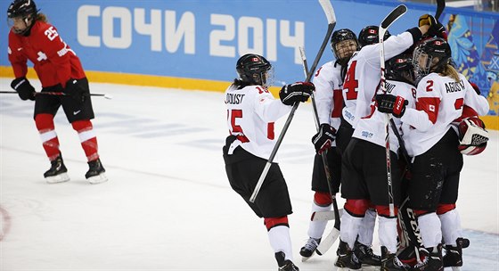 Kanadské hokejistky (v bílém) slaví triumf nad výcarkami a postup do finále...