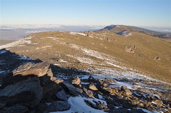 Pohled z vrcholu Chullo (2 612 m) k východu