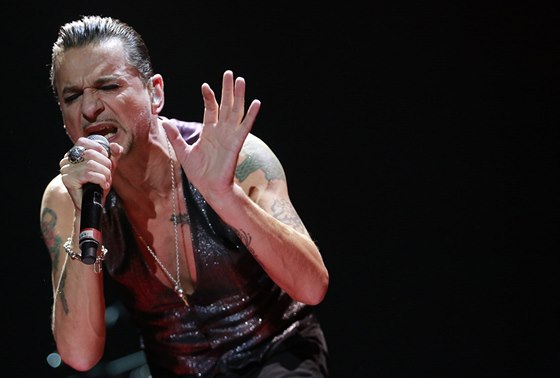 David Gahan a Depeche Mode nadchli 10. února 2014 publikum ve vyprodané O2...