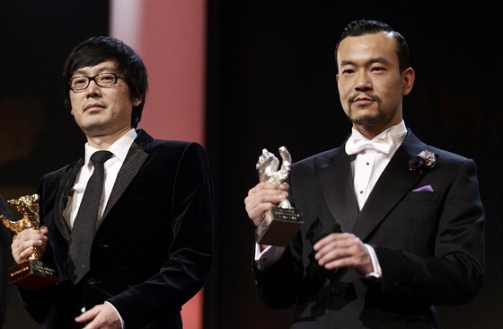 Reisér Diao Yinan a herec Liao Fan se svými cenami za film Bai Ri Yan Huo...