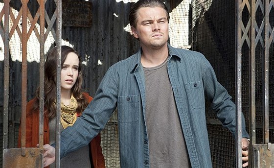 Ellen Page a Leonardo DiCaprio ve filmu Poátek (2010)