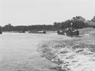 Pohled z paluby na vlený parník "R 13" s vlekem, kolem roku 1942. (Sbírka M....