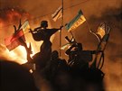 Socha na kyjevském Námstí nezávislosti bhem noních stet demonstrant s...