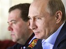 Ruský prezident Vladimir Putin a premiér Dmitrij Medvedv sledují hokejové...