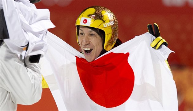 Japonský skokan Noriaki Kasai získal v olympijskému závodu na velkém můstku... Japonský skokan Noriaki Kasai získal v olympijskému závodu na velkém můstku...