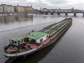 Po Vltavě táhl po 35 letech remorkér nákladní loď.