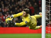 MM! Glman Manchesteru United David De Gea zasahuje v zpase s Arsenalem.