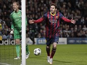 VZTEK A RADOST. Barcelonsk Lionel Messi prv z penalty pekonal Joea Harta,