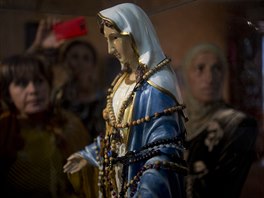 SLZÍCÍ PANENKA MARIA. Kesané v izraelské vesnici Tarisha obdivují sochu Panny...