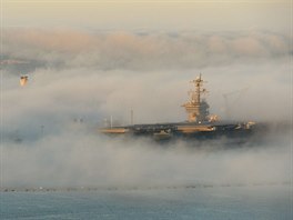 PÍZRANÁ LO. Americká letadlová lo USS Carl Vinson se noí z mlhy halící...