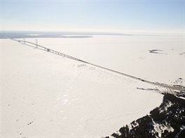 Velká jezera se pod takovou ledovou pokrývku dostala naposled v roce 1994....