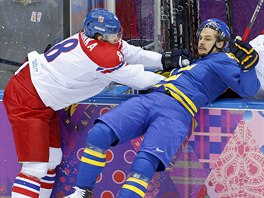 Michal Barinka atakuje Erik Karlssona bhem prvn tetiny hokejovho utkn R...