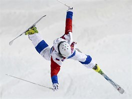TO NEVYBERU. Ruský akrobatický lya padá po skoku v kvalifikaní jízd v...