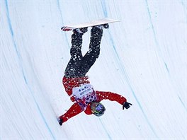 HLAVOU DOL. Polský snowboardista Michal Ligocki po nevydaeném triku pi...