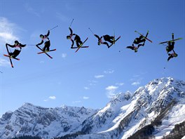 Akrobatický lya Antti Ollila z Finska pedvádí svj trik v kvalifikaní jízd...