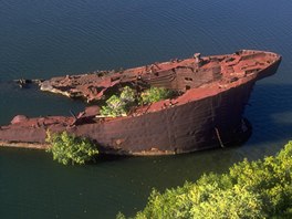 Zrezivlý trup lodi USS LST-480, potopené v roce 1944 v západní zátoce Pearl...