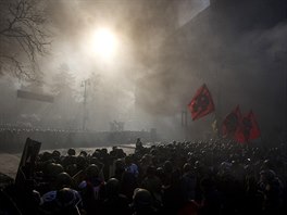 Policie zablokovala demonstrantm prchod (Kyjev, 18. února 2014).