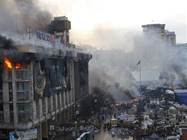 V plamenech se v Kyjev ocitla i nkdejí budova odborového svazu, která dva...