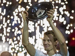 S TROFEJ. Tom Berdych ovldl tenisov turnaj v Rotterdamu.