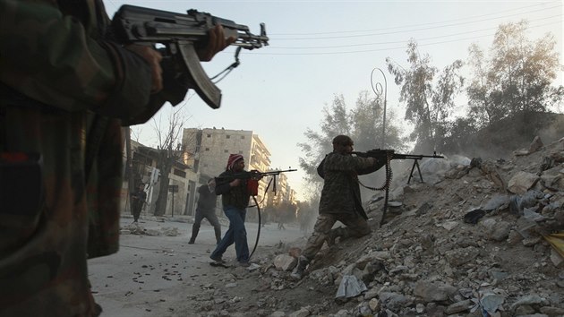 Syrtí povstalci v boji vládními jednotkami v Aleppu (7. února 2014)