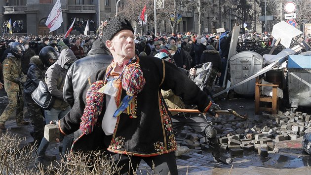 Nkte Ukrajinci vyli do ulic v lidovch krojch (18. nora 2014)