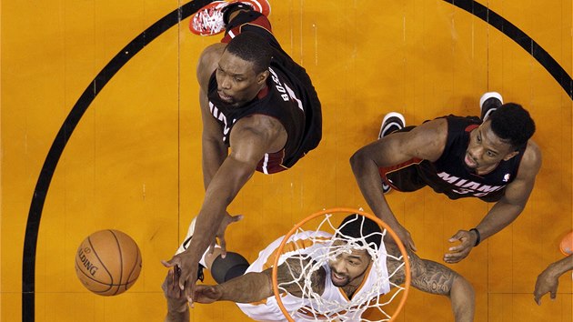 Markieff Morris (v blm) z Phoenixu bojuje proti pesile hr Miami. Vlevo je Chris Bosh, vpravo Norris Cole.