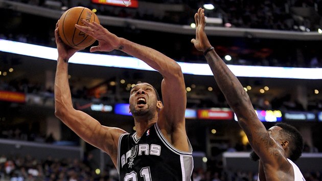 Tim Duncan ze San Antonia zakonuje, stnuje  DeAndre Jordan z LA Clippers. 