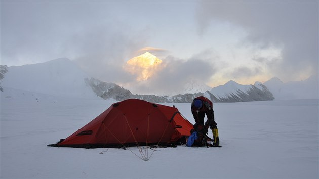 Prvn vkov tbor na Baruntse, v pozad Makalu