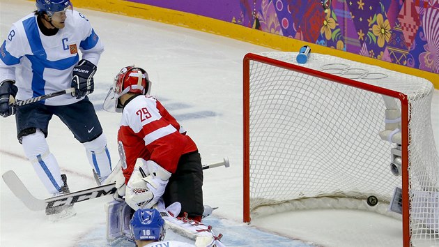 VYROVNNO. Finsk legenda Teemu Selnne pihl, jak jeho spoluhr Granlund pekonv rakouskho glmana a srovnv stav olympijskho turnaje.