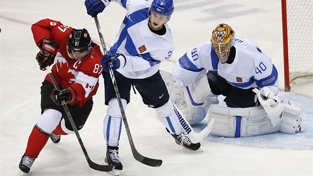 Kanadsk kapitn Sidney Crosby clon ped finskou brankou v utkn olympijskho turnaje.