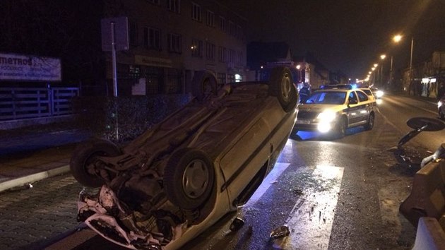 Vozidlo se po nehod na kiovatce ulic Nchodsk a Ronovsk pevrtilo na stechu (11.2.2014)