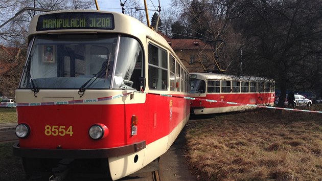 Policist vyetuj smrt eny, kterou lid nali v tramvaji linky slo 17 v Modanech (13.2.2014)