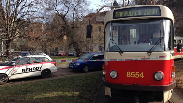 Policist vyetuj smrt eny, kterou lid nali v tramvaji linky slo 17 v praskch Modanech (13.2.2014)