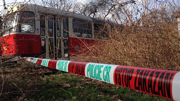 Policist vyetuj smrt eny, kterou lid nali v tramvaji linky slo 17 v praskch Modanech (13.2.2014)