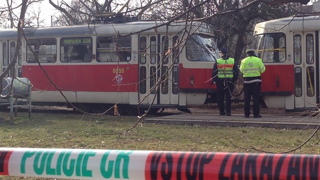 Policist vyetuj smrt eny, kterou lid nali v tramvaji linky slo 17 v praskch Modanech (13.2.2014)