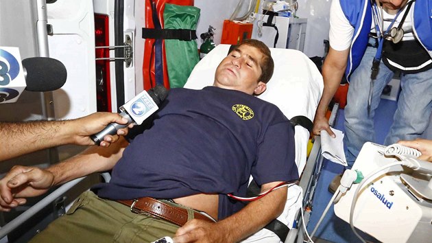 Trosenka Jos Salvador Alvarenga po nvratu do El Salvdoru zpovdaj reporti v nemocnici (11. nora 2014)