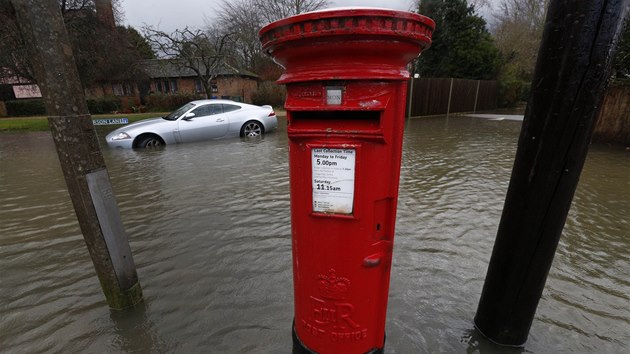 Potovn schrnka uprosted zaplaven ulice ve Wraysbury (12. nora 2014). 