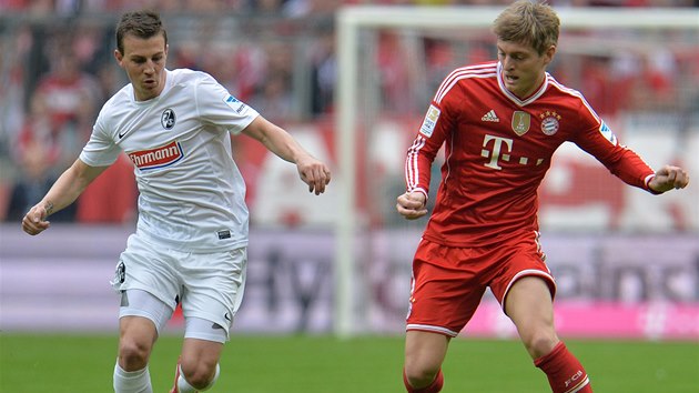 KDO S KOHO? Vladimr Darida z Freiburgu (vlevo) a Toni Kroos z Bayernu Mnichov.