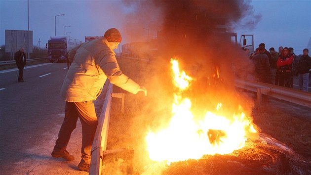 Ukrajint idii kamion ve stedu 19. nora na nejvtm hraninm pechodu s Polskem Krakovci plili pneumatiky na protest proti nsil v Kyjev.